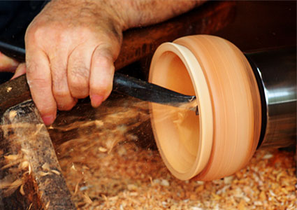 MAKIE  Finishing Sparkles on Lacquerware. | YAMADA HEIANDO Lacquerware: Hand-Crafted Imperial Luxury for Japanese Emperor