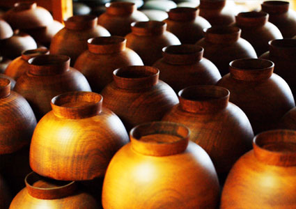 MAKIE  Finishing Sparkles on Lacquerware. | YAMADA HEIANDO Lacquerware: Hand-Crafted Imperial Luxury for Japanese Emperor