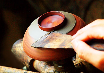 MAKIE  Finishing Sparkles on Lacquerware. | YAMADA HEIANDO Lacquerware: Hand-Crafted Imperial Luxury for Japanese Emperor